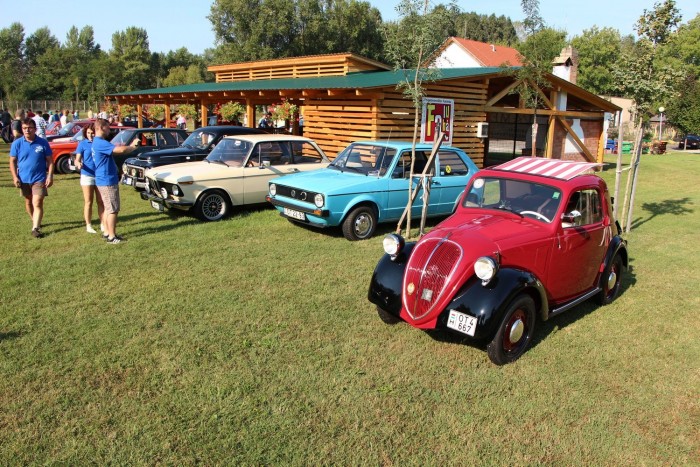 Versenybe száll a kicsi kocsi 3 Előtérben egy Fiat Topolino, balra tőle Golf I, BMW 02, Volvo PV544