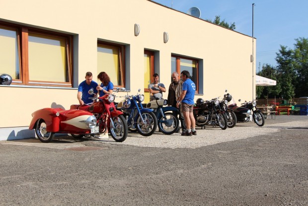 Versenybe száll a kicsi kocsi 3 Sajnos csak ennyi motor jött, pedig az időjárás hozzájuk is kegyes volt. Főként Pannóniák, előtérben egy oldalkocsis TLB-vel, de érkezett MZ Trophy és Danuvia is
