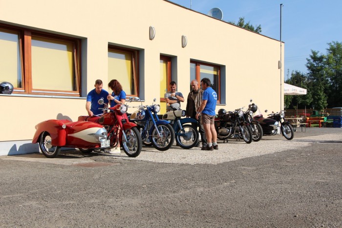 Versenybe száll a kicsi kocsi 4 Sajnos csak ennyi motor jött, pedig az időjárás hozzájuk is kegyes volt. Főként Pannóniák, előtérben egy oldalkocsis TLB-vel, de érkezett MZ Trophy és Danuvia is