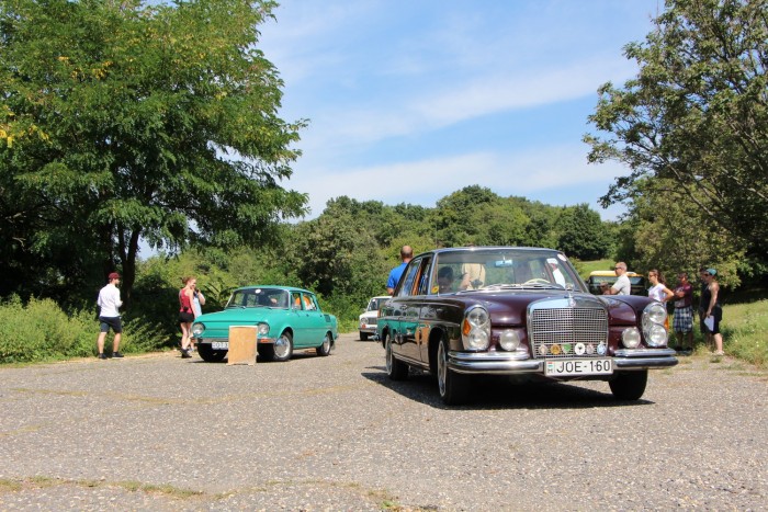 Versenybe száll a kicsi kocsi 9 A Skoda 100 most kezdi a kiparkoló-gyakorlatot. A gyönyörű W108-as Mercedes már túl van rajta