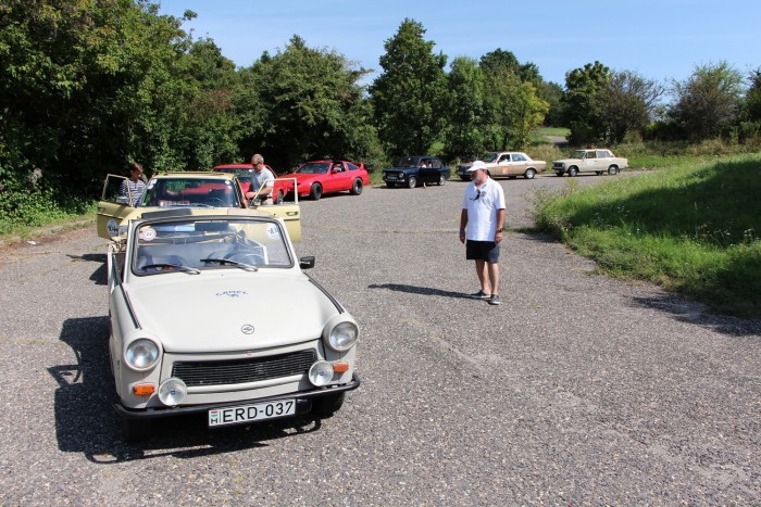 Versenybe száll a kicsi kocsi 11 Egy kis sorban állás a parkolási gyakorlatnál. Trabant Tramp, állólámpás Merci, Ford Taunus, Nissan 300ZX, Fiat 850, 123-as Merci, Audi 80, Volán Taxi kivitelű Lada