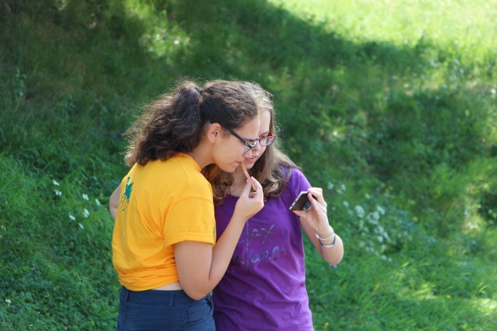 Versenybe száll a kicsi kocsi 12 Mit csinált mindeközben az ifjúság? Naná, hogy a mobilját nyomkodta