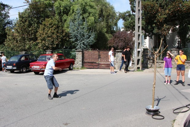 Versenybe száll a kicsi kocsi 13 Mindjárt repül az ötödik ékszíj. A cél az ágas-bogas fa. Háttérben egy NSU 1200-as és a 850-es
