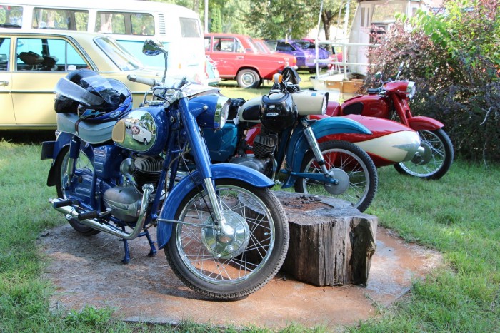 Versenybe száll a kicsi kocsi 20 Pannónia (talán) T1, MZ Trophy 125 (ketten utaztak rajta), Pannónia TLB oldalkocsival