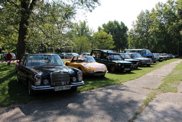 Versenybe száll a kicsi kocsi 20 Újra itt a W108-as Merci, utána két Matra, Fiat 128, Mercedes 123, VW T2, majd újra Mercik és egy E 21-es BMW