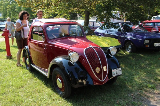 Versenybe száll a kicsi kocsi 21 Sokak kedvence volt a mintaszerűen restaurált 80 éves Fiat Topolino