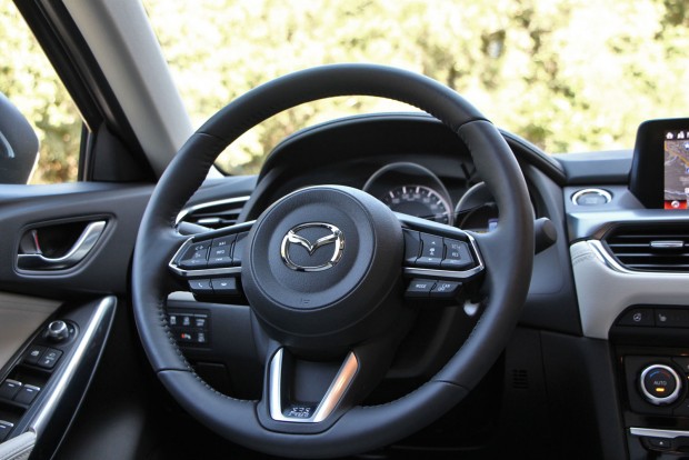 Frissített Mazda 6: Keresd az eltérést 6 Változott a kormány, de nagyon hasonló az eddigihez