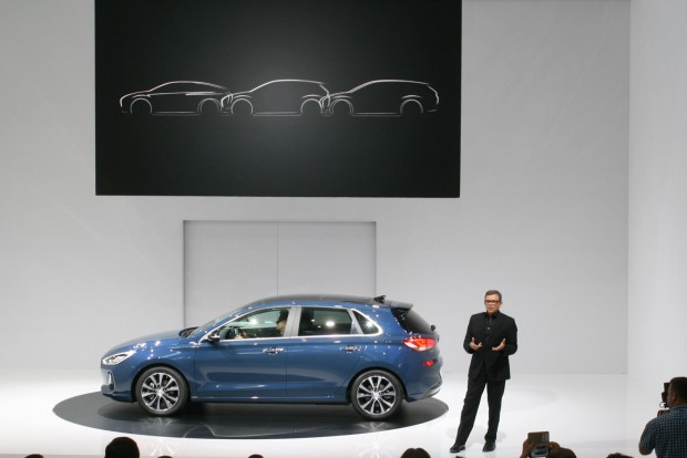 A Hyundai legyőzné a Toyotát 2 Modellcsalád lesz az i30. Középen az ötajtós, jobbra a leendő kombi, elöl a sportváltozat sziluettje. Itt Peter Schreyer beszél. A VW-konszerntől 10 éve elcsábított fődesigner irányítja a Kia és a Hyundai formanyelvének átalakítását. Látványosak az eredmények