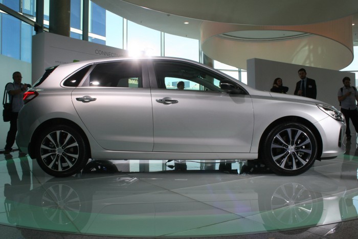 A Hyundai legyőzné a Toyotát 10 Maradt 265 centiméteres a tengelytáv, de az első tetőoszlop hátrább került, rontva a térérzeten