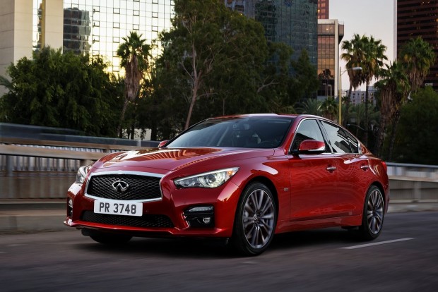 Kocsik, amikben nagyon jó lenni 7 Infiniti Q50: radarral és kamerával figyeli környezetét, ragyogó műszerfalon keresztül tájékoztatja gazdáját, és másokhoz hasonlóan néhány kilométeren át ő is képes sofőrje helyett önállóan vezetni saját magát.