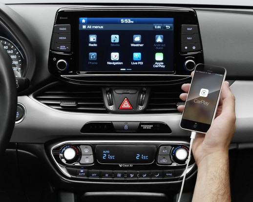 A Hyundai legyőzné a Toyotát 8 8 collos a tiszta képű érintőképernyő. A MirrorLink révén a telefon kijelzője tükrözhető USB-kábellel, elérhető az Apple CarPlay programja