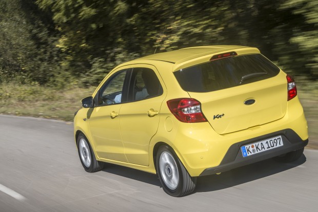 Mit tud a legolcsóbb és legújabb Ford? 8 Indiában fontos a hátsó térkínálat, ezért a tetőív nem lejt túlságosan. A fejtér hatalmas