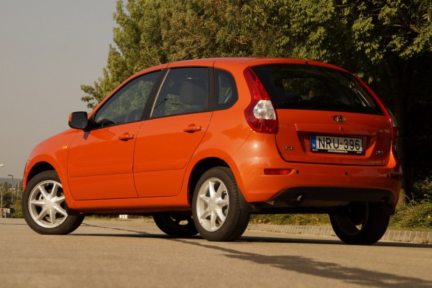 Na, milyen az új Lada szélvédő-fűtéssel és automata váltóval? 2 Lágyak az ívek, bumfordi a forma, amolyan daewoo-s, korai kiás a dizájn
