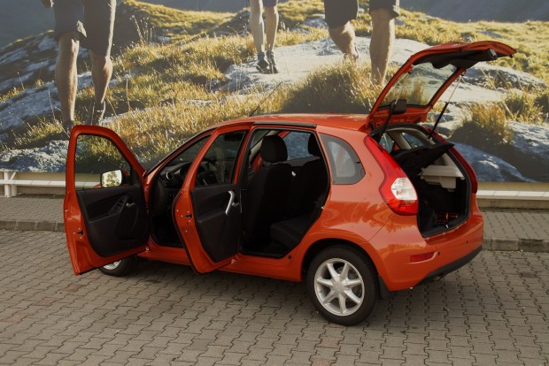 Na, milyen az új Lada szélvédő-fűtéssel és automata váltóval? 1 A ki-beszállás nem problémás, viszont minden nagyon vékony mindenütt. Vajon hány csillagot kapna az NCAP-től a Lada?