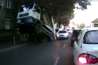 Parádés kamionbaleset Miskolcon