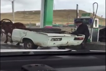 Amikor a Lada beállt a benzinkútra, megfagyott a levegő