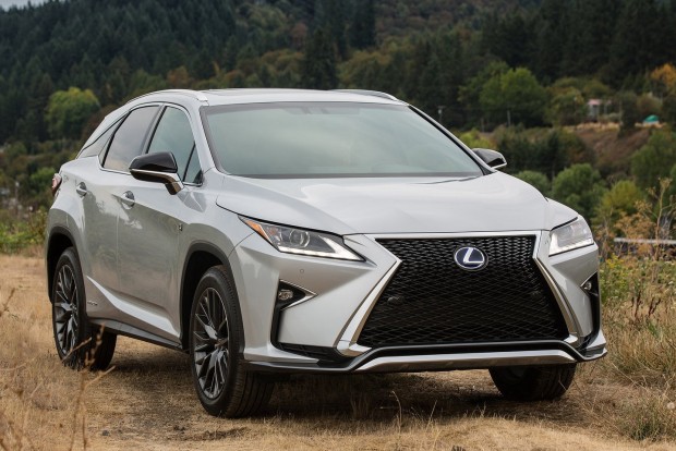 Kocsik, amikben nagyon jó lenni 8 Lexus RX: minden stimmel – nagyjából ez volt a szerkesztők összegzése a hibrid szabadidőjárműről. Még a hanyattegeres kezelőfelület is tetszett nekik, de említésre méltónak nem ezt tartották, hanem hogy az autó megőrizte a mechanikus kapcsolókat, méghozzá kiváló minőségben.