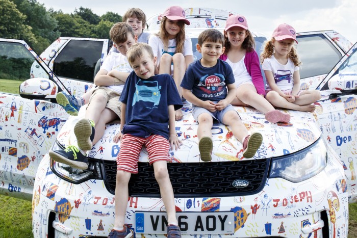 Letették a szlovákiai luxusautógyár alapkövét 2 A fejlesztő mérnökök gyerekei pingálhatták össze a Discovery prototípusát, létrehozva a világ első gyerekrajz-álcázását