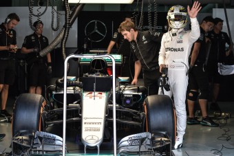 F1: Hamiltont megzavarta a szerelőcsere?