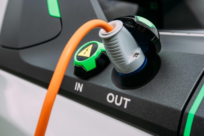 Villanyautóból épített katasztrófaelhárító járművet a Nissan 3 A plató olfalfalának peremén is vannak be- illetve kimeneti elektromos csatlakozók.