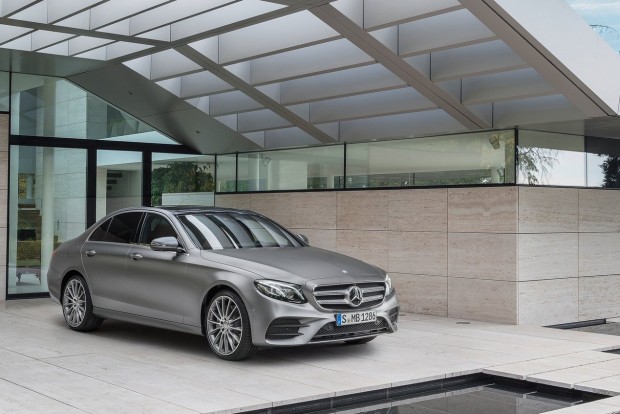 Kocsik, amikben nagyon jó lenni 9 Mercedes E-osztály: a német triumvirátus harmadik tagja is felkerült a listára. Magától előz, aktív zajkeltéssel óvja az utasok hallását a légzsákok csattanásától, kommunikál környezetével, drót nélkül tölti az okostelefonokat, és a legszebb: a távolból hívva kiáll a parkolóból, és odagurul elénk.