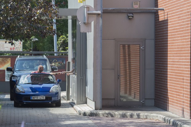 Jobbkormányos autó – öröm, vagy szívás? 6 A gőzölgő burgerekkel teli zacseszt is problémás megkaparintani