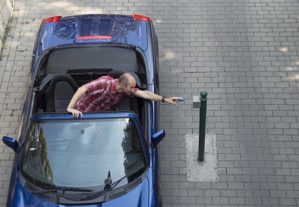 Jobbkormányos autó – öröm, vagy szívás? 6 Nem vicces a sorompónyitás sem