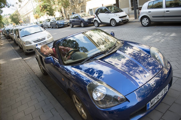 Jobbkormányos autó – öröm, vagy szívás? 2 Párhuzamos parkolásnál könnyű odafigyelni a felnire