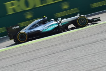 F1: Hamiltoné az edzés, de közelebb a Ferrari