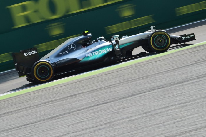 F1: Hamiltoné az edzés, de közelebb a Ferrari