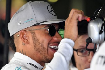 F1: Hamilton nem bánja, ha Szingapúrban villan a Ferrari