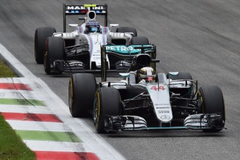 F1: A Mercedes felkészült a szingapúri kínokra