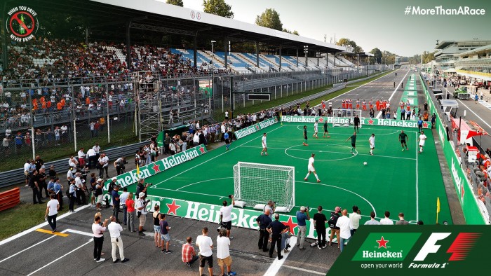 Focipályát csináltak a monzai célegyenesből – videó