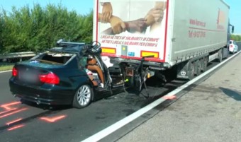 Métereken át vonszolta a kamion alá szorult autót