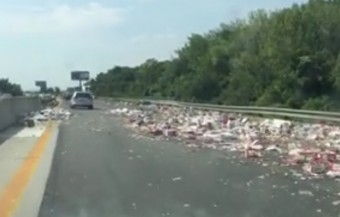 Kinder tojások borultak az autópályára