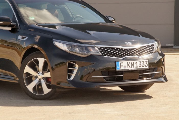 Nem csak Mondeo meg Passat van ám a világon! 9 Az Optima orrába egy tigris orrátt kell belelátnunk a gyári kommunikáció szerint. A GT-ébe egy kicsit könnyebb a morcosítások miatt