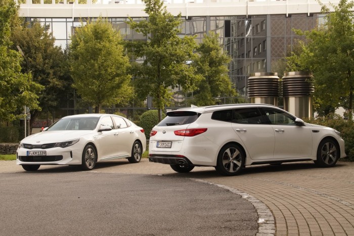 Nem csak Mondeo meg Passat van ám a világon! 2 A régi is szép volt, az új is szép lett és a kombit sem rontotta el a Kia