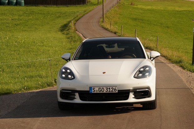 Érdekel, milyen a Panamera Turbo? Nézd meg a tajvani tévében! 7 Az Autobahnon is otthon van, de semmivel sem érzi magát rosszabbul a kanyargós utakon, még a 2,07 tonnás dízel sem