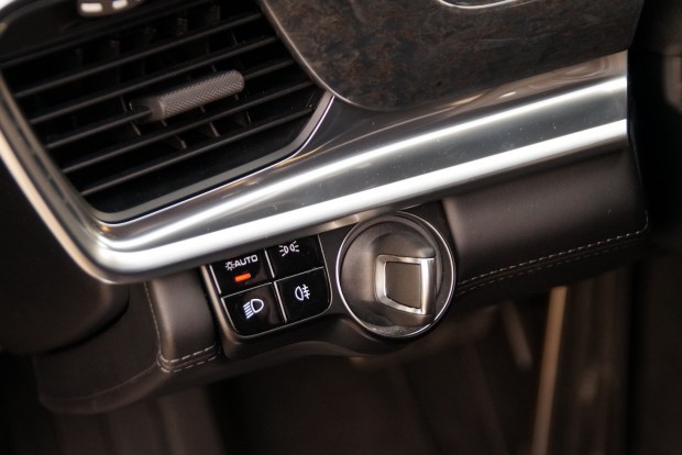 Érdekel, milyen a Panamera Turbo? Nézd meg a tajvani tévében! 11 Slusszkulcs már nincs, de ami van helyette, az hagyományosan a bal oldalra került