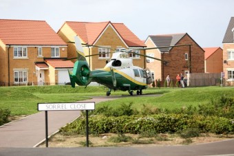 Parkoló autóba csapódott az ejtőernyős