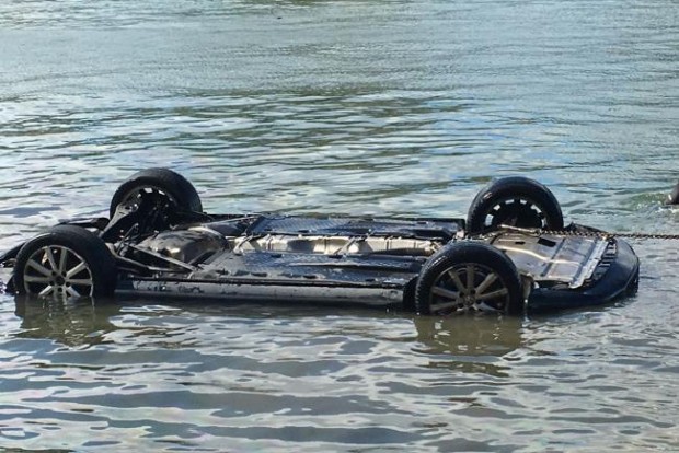 Pók mászott a sofőrre, totálkáros a kocsi