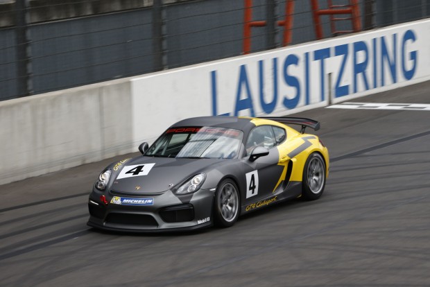 Porsche, ami utcára tilos! 7 Fél perccel gyorsabb a Nordschleife körön az utcainál