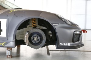 Porsche, ami utcára tilos! 2 380 milliméteres acél tárcsák. Az MR-ben nincs fékrásegítő