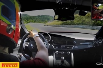 Dőlj hátra és élvezd az Alfa Romeo Giulia Quadrifoglio rekord körét a Nürburgringen