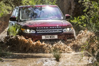 Brutális és takarékos hibridekkel erősít a Land Rover 