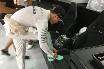 F1: Rosberg az élen, Hamilton bukdácsolt