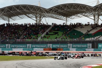 F1: Gatyába rázták a szepangi pályát 