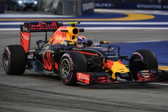 F1: Rosberg falnak ment, Verstappené az edzés