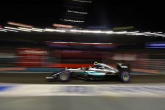 F1: Rosberg az élen, Hamilton csak a 7.