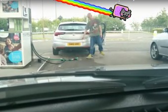 Benzinkúton így még nem tankolt senki